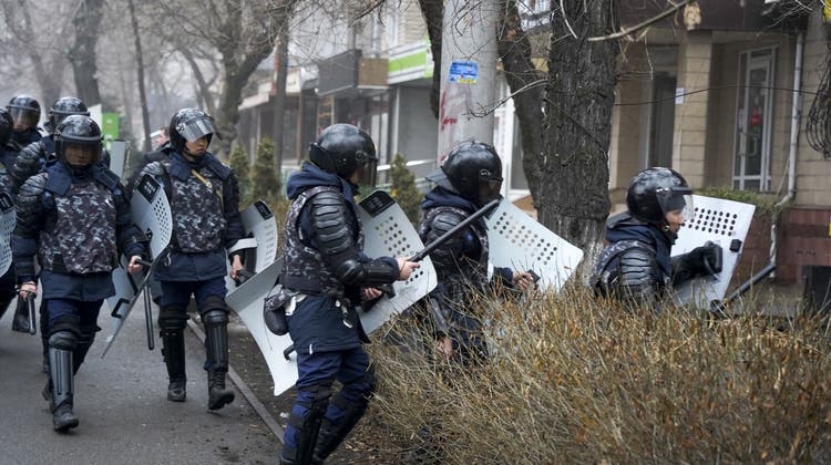 Polizisten in Vollmontur sollen die protestierenden Massen in Almaty zurückhalten: Kasachstan erlebt derzeit eine beispiellose Protestwelle. (Vladimir Tretyakov / AP)