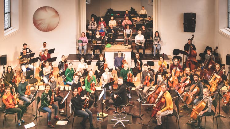 Für die Probewoche des Aargauer Jugend-Sinfonieorchesters in der Alten Kirche in Boswil gelten strenge Auflagen. Doch das ist es ihnen und Dirigent Hugo Bollschweiler (Mitte) wert. (zvg/Paul Stender)