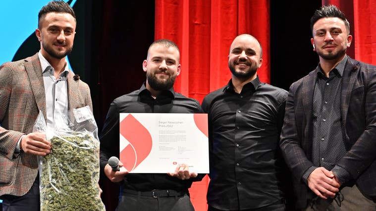Afrim Saliu (CEO), Mischa Gribi (COO), Moussab Daadis  und Kujtim Saliu (beide Sales) holten den Preis für die Marry Jane AG in Olten ab. (Bruno Kissling)