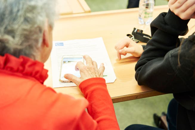 Bald sollen Seniorinnen und Senioren fitter im Umgang mit Smartphone und Tablet werden.