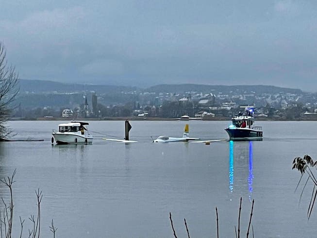 Ein Flugzeug stürzte 100 Meter vom Ufer entfernt in den Zürichsee.