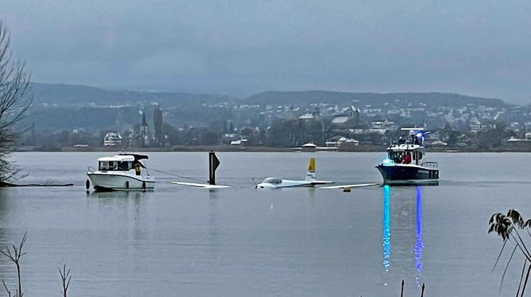 Ein Flugzeug stürzte 100 Meter vom Ufer entfernt in den Zürichsee. (Kapo SZ)
