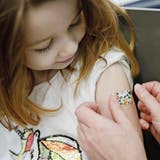 Der Nutzen der Coronaimpfung überwiegt selbst bei den Jüngsten, findet Kinderarzt Vilser. (Michael Buholzer/ Keystone)