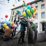 Startschuss für das Projekt «Sünderella für die Öffentlichkeit»: 200 Ballons steigen gen Himmel. (Bild: Andrea Stalder)
