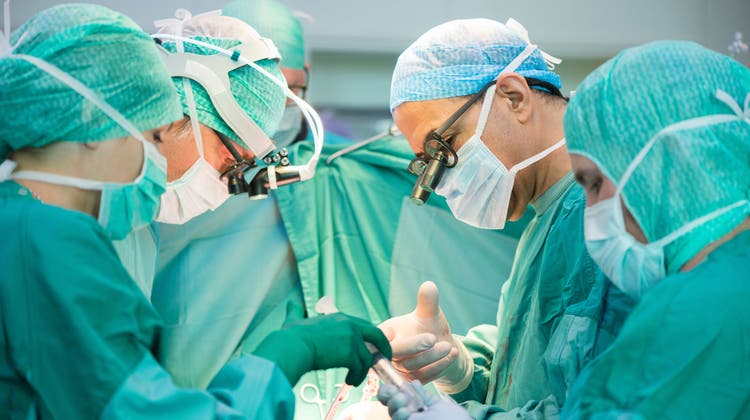 Ein Operationsteam versorgt einen Patienten. (Symbolbild) (Getty Images/Westend61)