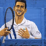 Ein Wandgemälde in Novak Djokovics Heimatstadt Belgrad. (Darko Vojinovic / AP)