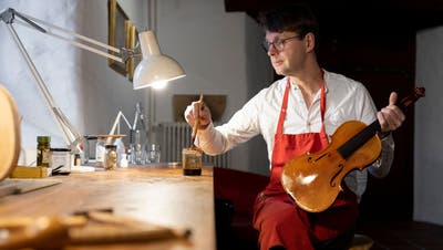 Geigenbauer Peter Greiner ist überzeugt, dass moderne Geigen - auch seine eigenen - ebenso gut wie Stradivaris sind. (Bild: Severin Bigler)