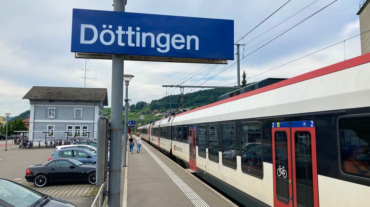 Elf Elektrovelos sind am Bahnhof in Döttingen im Jahr 2021 gestohlen gemeldet worden. (Philipp Zimmermann)