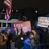 Matt Braynard (Bildmitte) demonstrierte am Donnerstag vor dem Washingtoner Lokalgefängnis gegen die anhaltende Inhaftierung von Demonstranten, die nach dem Sturm auf das Kapitol verhaftet wurden. (Alex Brandon / AP)