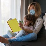 Infizierte Kinder sollten zu Hause eine Maske tragen. (Cavan Images / RF)
