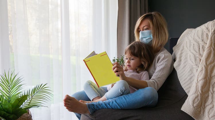 Infizierte Kinder sollten zu Hause eine Maske tragen. (Cavan Images / RF)