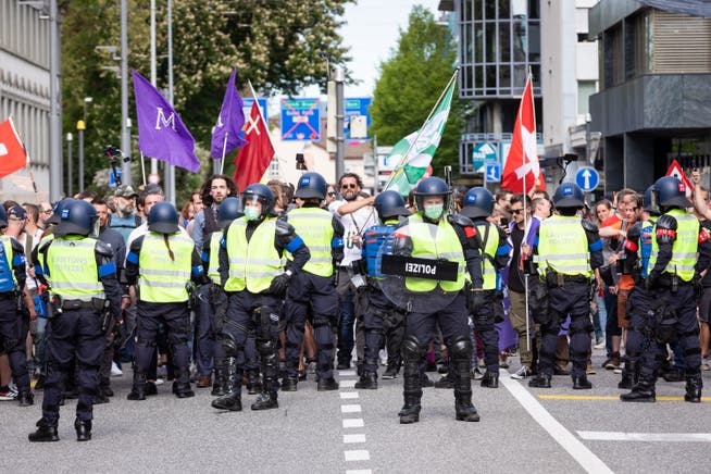 Corona beschäftigte die Kantonspolizei Aargau gleich mehrfach, unter anderem wegen Demonstrationen wie hier am 8. Mai in Aarau.