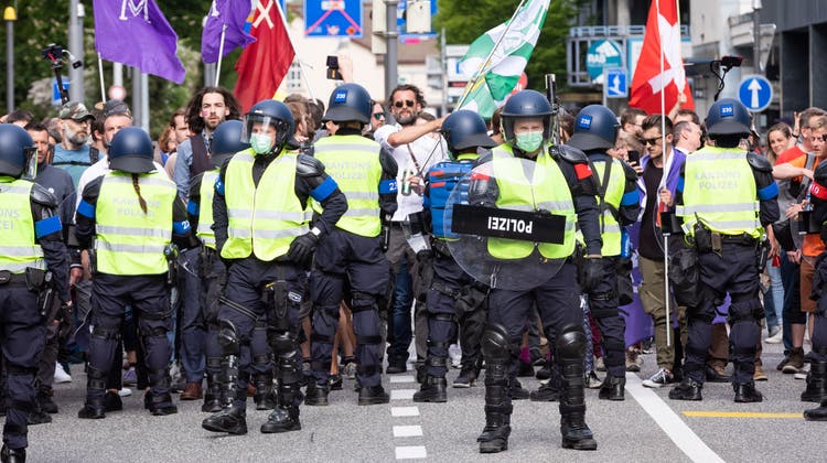 Corona beschäftigte die Kantonspolizei Aargau gleich mehrfach, unter anderem wegen Demonstrationen wie hier am 8. Mai in Aarau. (Raphael Huenerfauth / www.huenerfauth.ch)