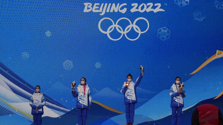 Helfer der olympischen Spiele in Peking proben für die Medaillenvergabe. (Ng Han Guan / AP)