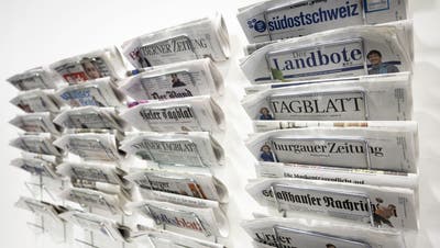 Tageszeitungen in einem Zeitschriftenhalter im Medienzentrum des Bundeshauses in Bern. (Peter Klaunzer / KY)