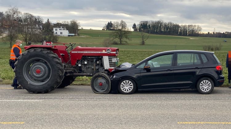 Die Frontalkollision zwischen Auto und Traktor. (Kapo Solothurn)