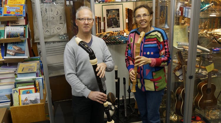 Werner Steffen und Mariann Brüschweiler Steffen verkaufen eine grosse Auswahl an Blockflöten. (Lucilia Mendes von Däniken)