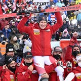 Der Posterboy des Schweizer Skisports: Teamkollegen und Staff lassen Marco Odermatt im Zielraum hochleben. (Jean-Christophe Bott/Keystone)