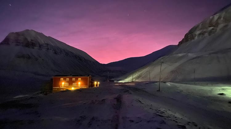 Polare Stratosphärenwolken sei Dank: Mystische Stimmung während der langen Polarnacht. (Bild: Simon Dudle)