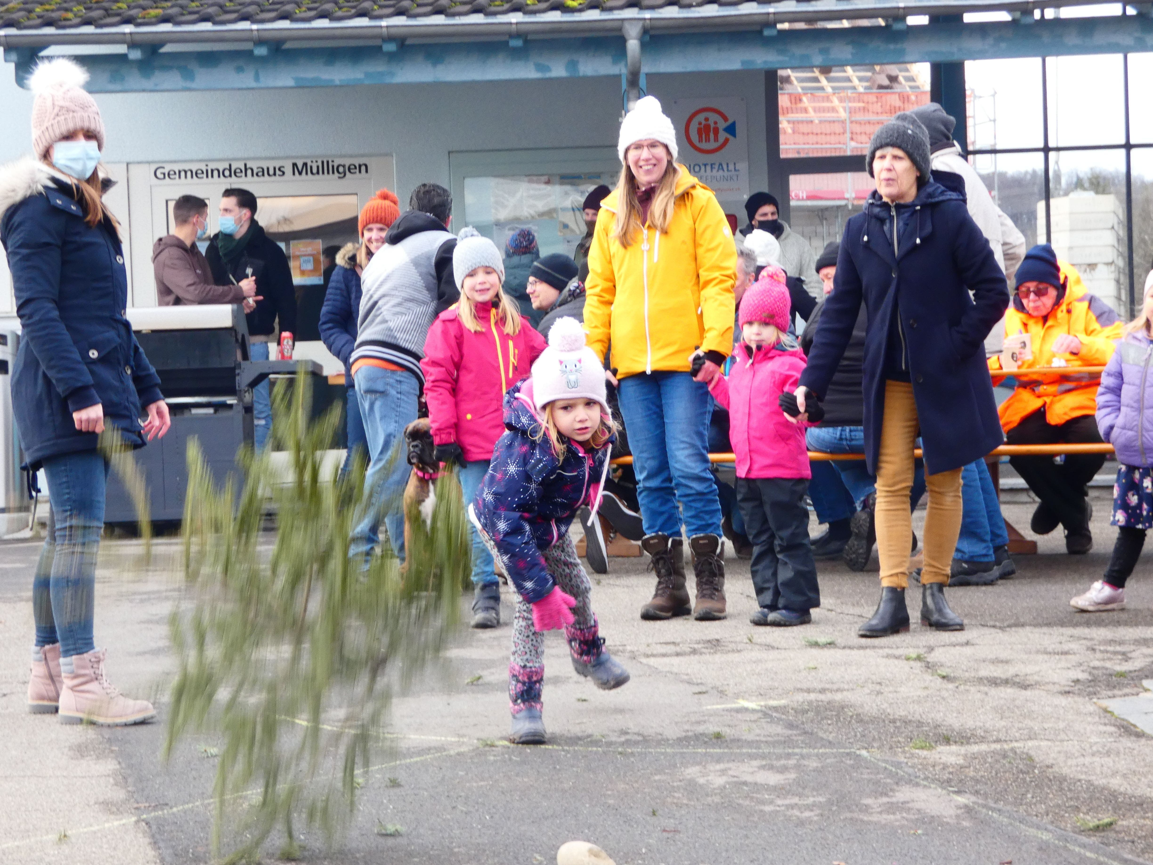 Mülligen Impressionen vom WeihnachtsbaumWerfen