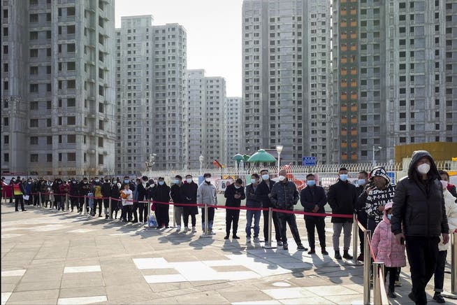 Wie lange hält die Null-Covid-Strategie? Menschen in Tianjin stehen Schlange für den obligatorischen Covid-Test.
