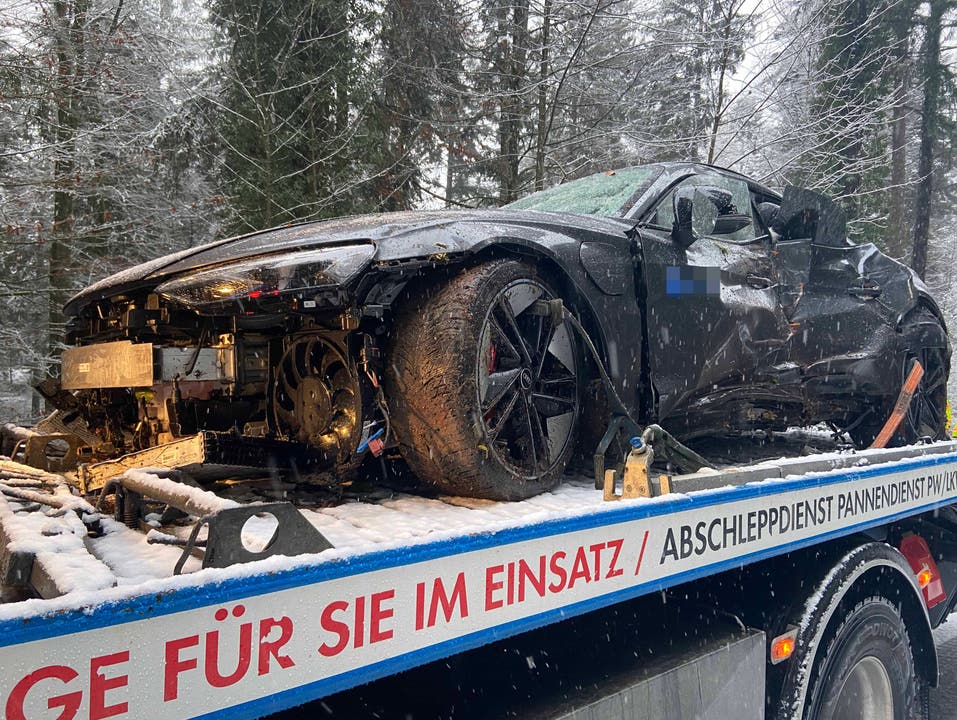 Murgenthal AG, 9. Januar: Totalschaden nach einem Selbstunfall. Eine Autofahrerin, ihr Beifahrer und das Kind der beiden wurden beim Unfall mittelschwer verletzt. Wie es zum Unfall kam, ist noch ungeklärt.
