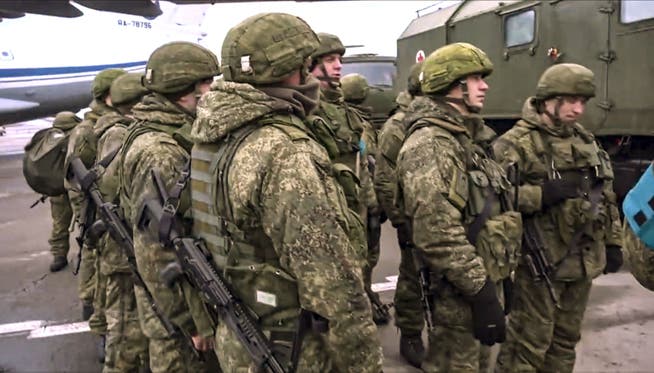 Russian soldiers at Almaty airport: they are supposed to support the regime.