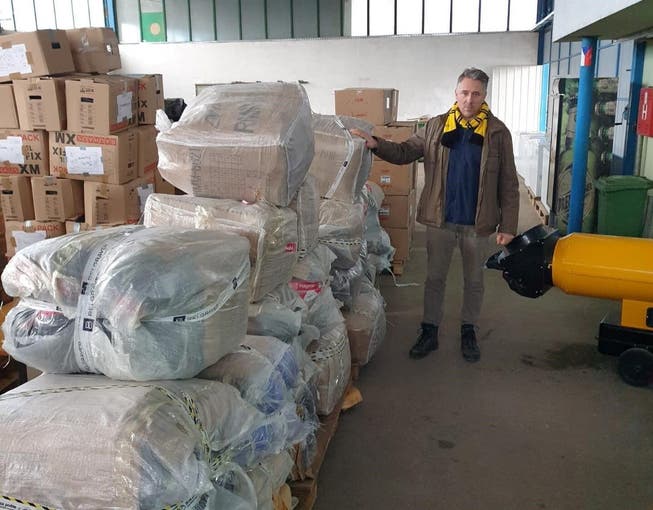 Lebensmittelpakete für Menschen in Not: Stefan Dietrich und sein Team verteilten über Weihnachten viele solcher Pakete.