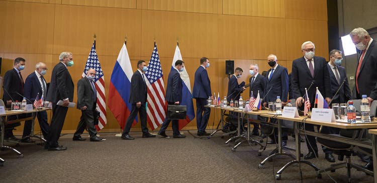 Russlands Delegation um Sergej Rjabkow (r) in Genf.
