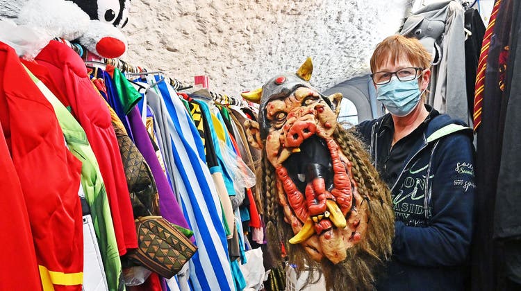 Neben neuen Verkleidungsstücken finden Verkleidungsfreudige im Erlinsbacher Kostümverleih auch traditionsreiche Larven. (Bruno Kissling)