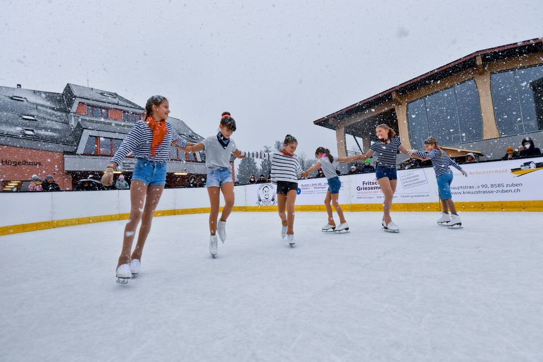 Bei der Eröffnung der Kunsteisbahn im Ekkharthof in Lengwil gab es unter anderem eine Eiskunstlaufdarbietung des Eislaufclubs Kreuzlingen.