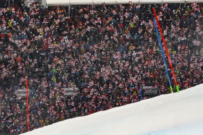 Trotz Coronavirus herrschte Partylaune: Fans am Weltcup-Slalom in Adelboden am 9. Januar.