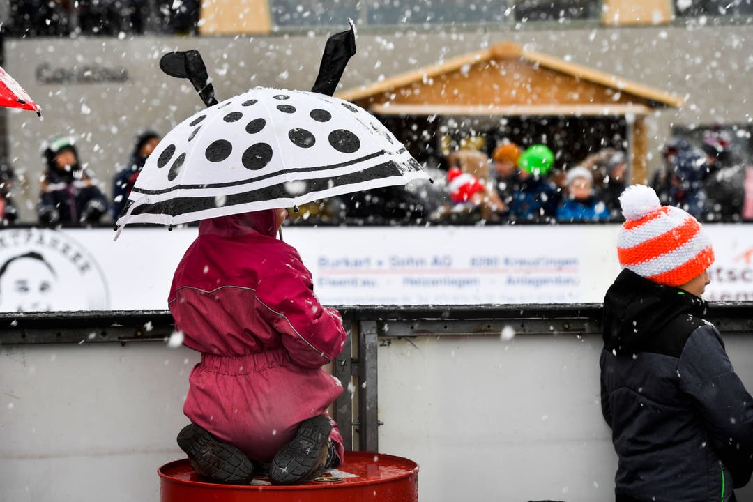 Die Besucherinnen und Besucher kamen trotz des Schneegestöbers zur Eröffnung der Kunsteisbahn des Ekkharthofs in Lengwil.