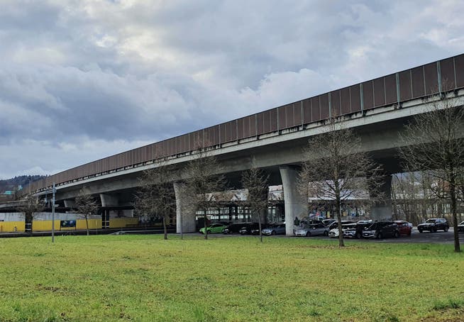 Dient bald als Baumaterialdepot: der Parkplatz unter der Autobahnbrücke beim Bahnhof Glanzenberg.
