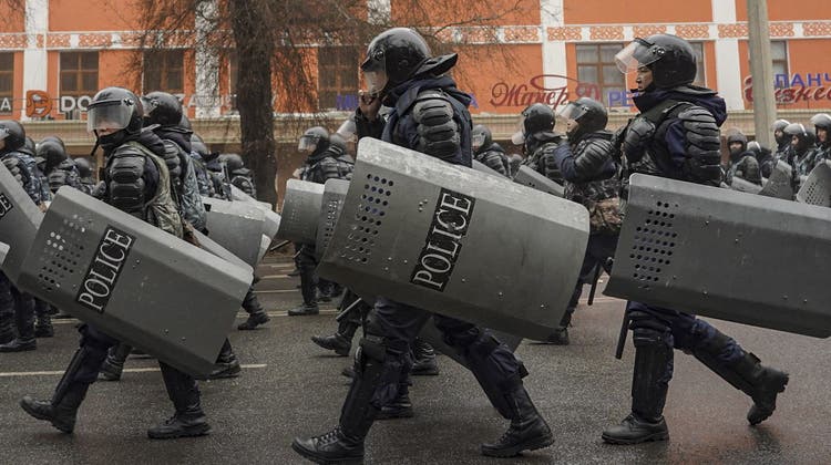 Seit vergangener Woche demonstriert die kasachische Bevölkerung gegen erhöhte Treibstoffpreise und gegen die Regierung. In der Hauptstadt Almaty kam es zu bürgerkriegsähnlichen Szenen. (Vasily Krestyaninov / AP)