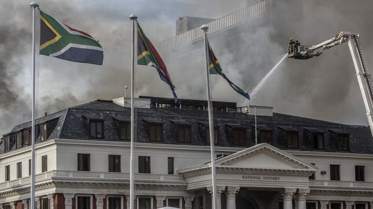 Am Sonntag, dem 2. Januar, brannte des südafrikanische Parlament. (Stringer / EPA)
