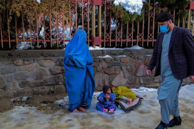 Eine afghanische Frau bettelt in der Hauptstadt Kabul um Almosen.