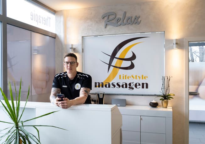 Markus Benz zeigt im Eingangsbereich seiner Lifestyle-Massagepraxis, wie seine entwickelte Applikation funktioniert.