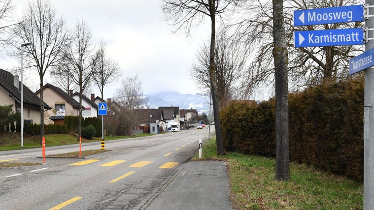 Die Thalstrasse in Laupersdorf muss saniert werden. Die Tragschicht stammt aus dem Jahr 1960. (Bruno Kissling)