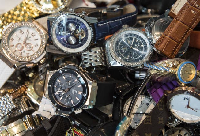 Der Mann versuchte die gefälschten Uhren für mehrere hundert Franken zu verkaufen. (Symbolbild) 