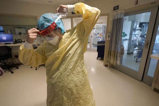 Das amerikanische Spitalwesen befindet sich am Anschlag. Die Pflegefachfrau Sara Nystrom bereitet sich auf ihre Arbeit in einer Intensivstation in einem Spital in Lebanon (New Hampshire) vor. 