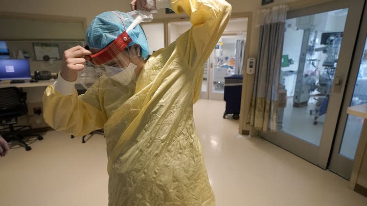 Das amerikanische Spitalwesen befindet sich am Anschlag. Die Pflegefachfrau Sara Nystrom bereitet sich auf ihre Arbeit in einer Intensivstation in einem Spital in Lebanon (New Hampshire) vor. (Steven Senne / AP)