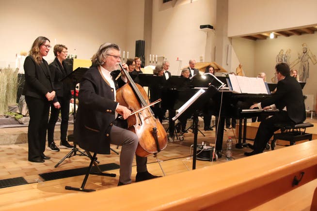 Der Chor Cappella Vocale Thurgau unter der Leitung von Thomas Haubrich (am Klavier) und begleitet von Cellist Francisco Pablo Obieta.