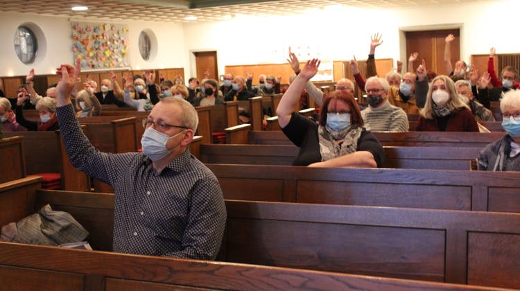 Die Versammlung in der evangelischen Stadtkirche bei einer Abstimmung. (Bild: Manuela Olgiati)