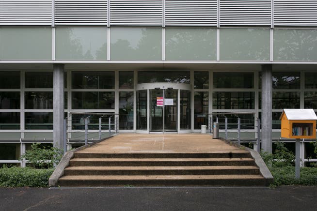 Der Haupteingang der Neuen Kantonsschule in Aarau.