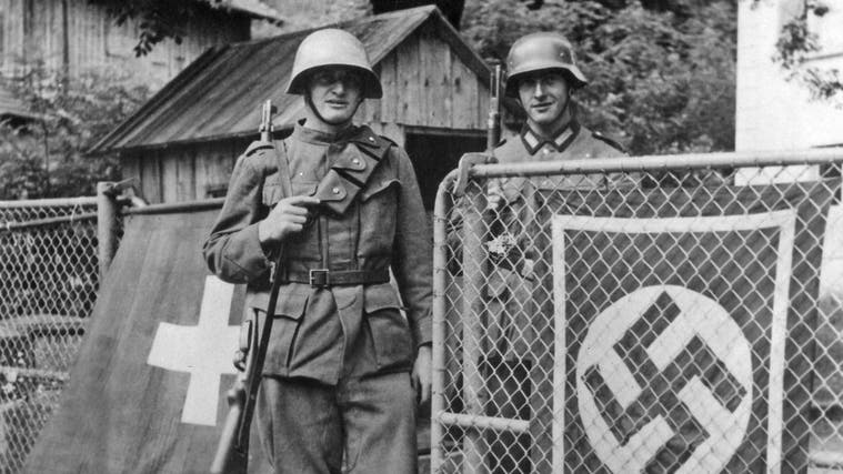 Die Schweizer Armee gegen die Nazi-Wehrmacht: eine Szene, aufgenommen 1940 im Jura. In der Region Nordwestschweiz hätte die auch aus älteren Baselbieter Wehrmännern zusammengesetzte Grenzbrigade 4 einen deutschen Angriff zumindest verzögern sollen. (Keystone / Rue des Archives)