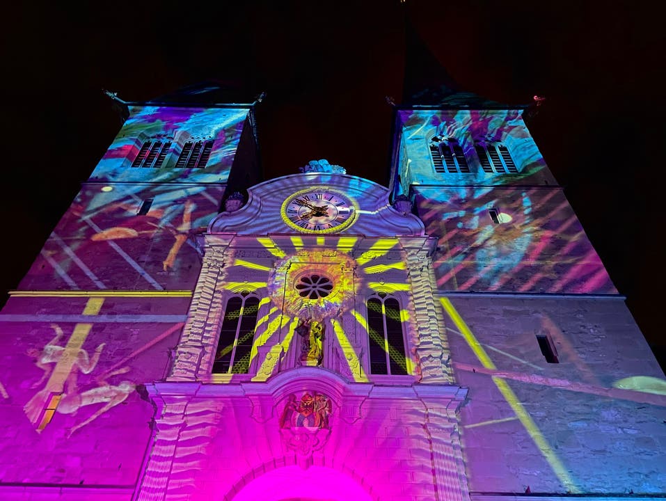 Vorm Eingang der St.Leodegar Kirche konnte man die ersten Lichtspiele beobachten.