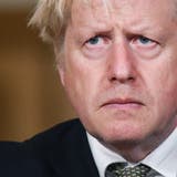 Boris Johnson steht wegen dem Verstoss gegen die Kontaktbeschränkungen erneut heftig in der Kritik. (Toby Melville / AP)