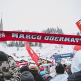 Marco Odermatt gewinnt den Riesenslalom in Adelboden und lässt sich im Ziel von seinen Fans feiern. (Bild: Jean-Christophe Bott/EPA)