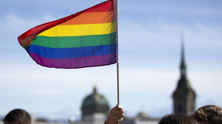 Die Regenbogenfahne dient der LGBTIQ-Gemeinschaft als Symbol für die Vielfalt. (Peter Klaunzer / Keystone)